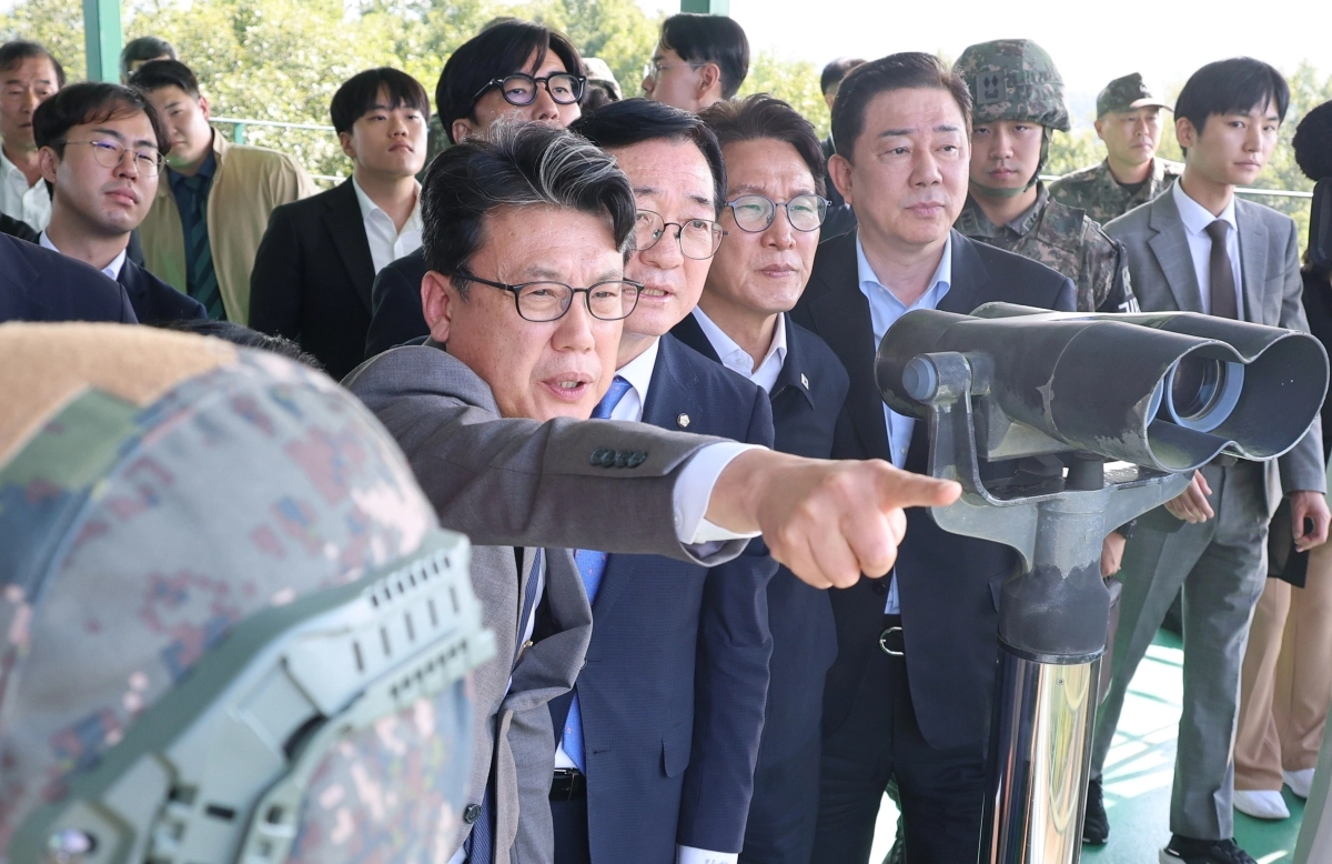 김민석 더불어민주당 당대표와 진성준 국회 국방위원장을 비롯한 국방위원들이 28일 오후 경기 연천군 육군 25사단 비룡전망대를 찾아 북측을 살펴보며 최근 비무장지대(DMZ)에서 발생한 지뢰 추정 폭발 사고와 관련한 현장 점검을 하고 있다. 앞줄 왼쪽부터 진 위원장, 민홍철 더불어민주당 의원, 김 대표, 김병기 무소속 의원. 연천 뉴시스