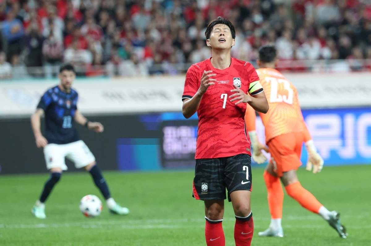 28일 서울월드컵경기장에서 열린 축구 대한민국과 우루과이의 평가전에서 아쉬워하는 손흥민의 모습. 연합뉴스