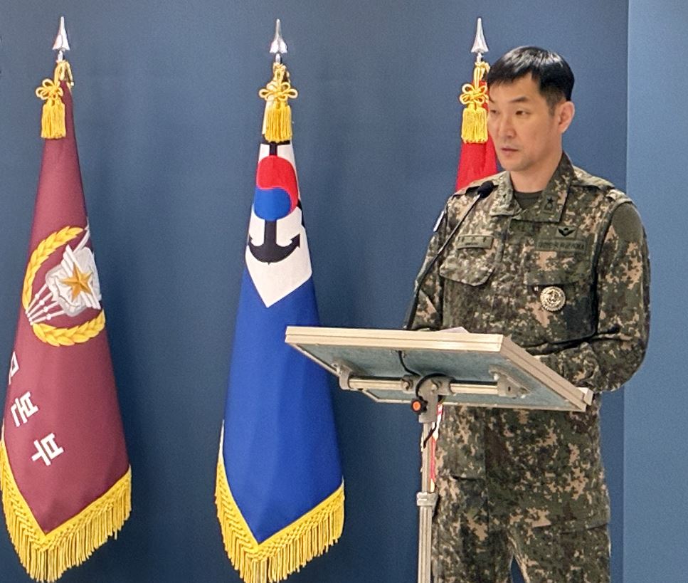 DMZ 지뢰 추정 폭발사고 현장 조사 브리핑황주봉 합동참모본부 작전1차장이 28일 서울 용산구 국방부에서 ‘비무장지대(DMZ) 지뢰 추정 폭발사고’ 현장 조사에 관한 브리핑을 하고 있다. 2026.9.28 뉴스1