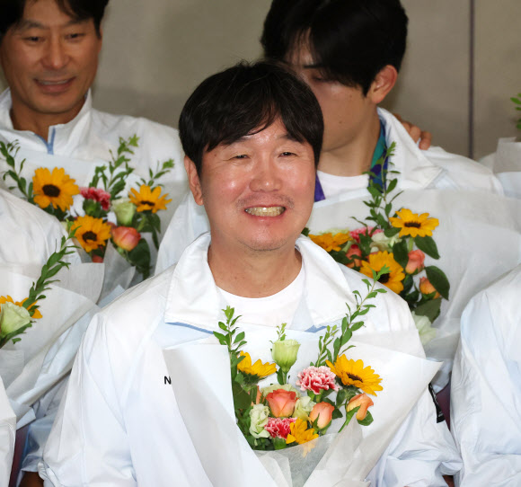 2026 아이치·나고야 아시안게임에서 우승을 차지한 한국 야구 대표팀 류지현 감독이 28일 인천국제공항을 통해 귀국, 환영 행사를 앞두고 활짝 웃고 있다. 2026.9.28 연합뉴스