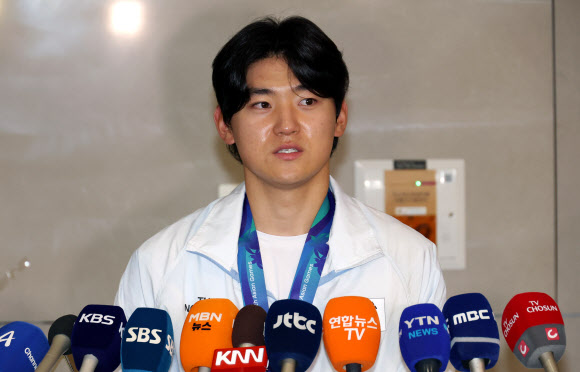 2026 아이치·나고야 아시안게임에서 우승을 차지한 한국 야구 대표팀 김도영이 28일 인천국제공항을 통해 귀국해 인터뷰하고 있다. 2026.9.28 연합뉴스
