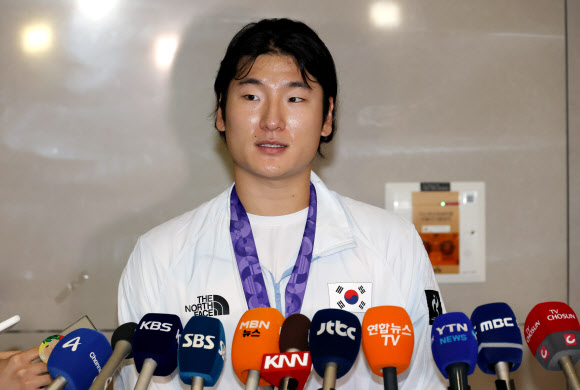 2026 아이치·나고야 아시안게임에서 우승을 차지한 한국 야구 대표팀 곽빈 선수가 귀국 후 인터뷰하고 있다. 2026.9.28 연합뉴스
