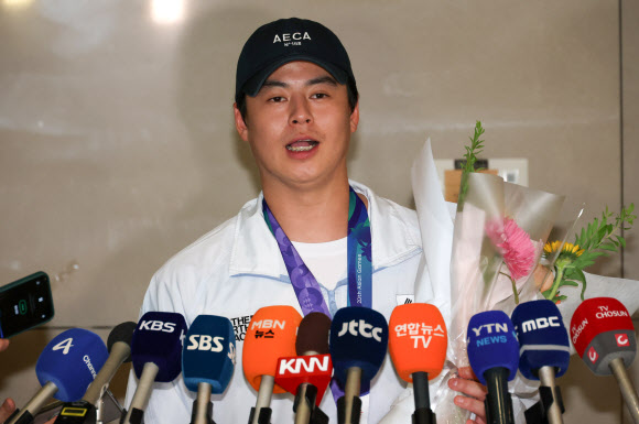 2026 아이치·나고야 아시안게임에서 우승을 차지한 한국 야구 대표팀 노시환이 28일 인천국제공항을 통해 귀국하고 있다. 2026.9.28 연합뉴스