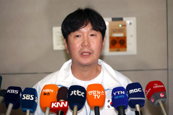 2026 아이치·나고야 아시안게임에서 우승을 차지한 한국 야구 대표팀 류지현 감독이 귀국 후 인터뷰하고 있다. 2026.9.28 연합뉴스