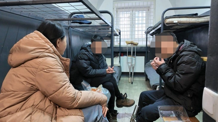 우크라이나군에 생포됐다가 한국으로 송환된 북한군 포로 2명이 우크라이나 포로수용소에 머물렀던 지난 2025년 10월 김영미(왼쪽) 분쟁지역 전문PD와 접견하며 탈북민단체들이 보낸 북한 음식을 먹고 있는 모습. 겨레얼통일연대 제공