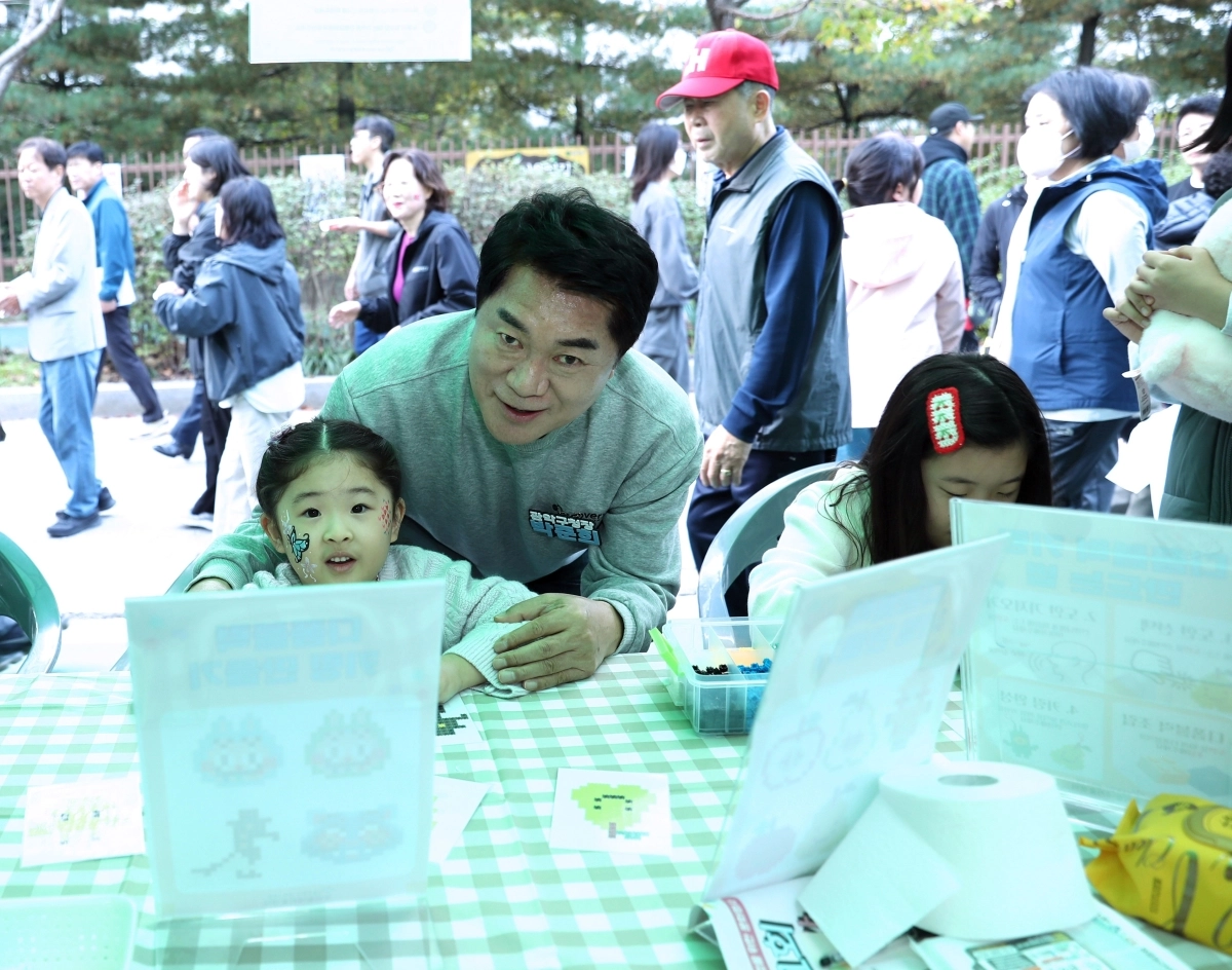 박준희(가운데) 서울 관악구청장이 지난해 열린 ‘청림동·행운동 지역공감 어울림축제’에서 어린이와 함께 체험 프로그램에 참여하고 있다. 관악구 제공