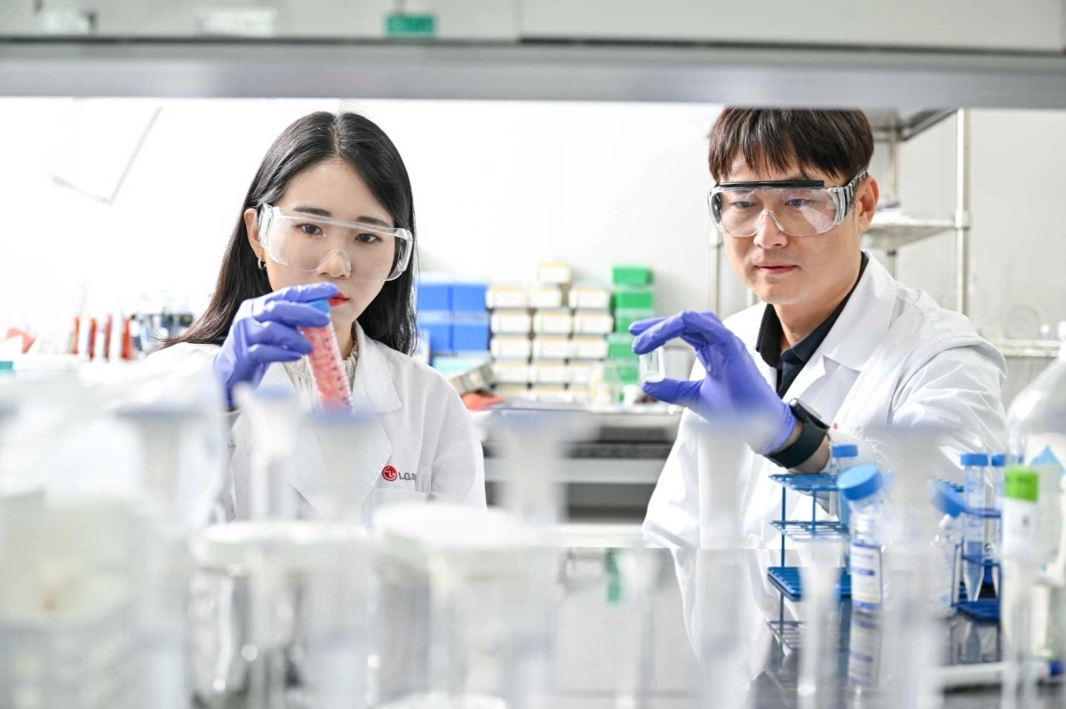 LG화학 연구원들이 제품의 물성을 테스트하고 있다. LG화학 제공