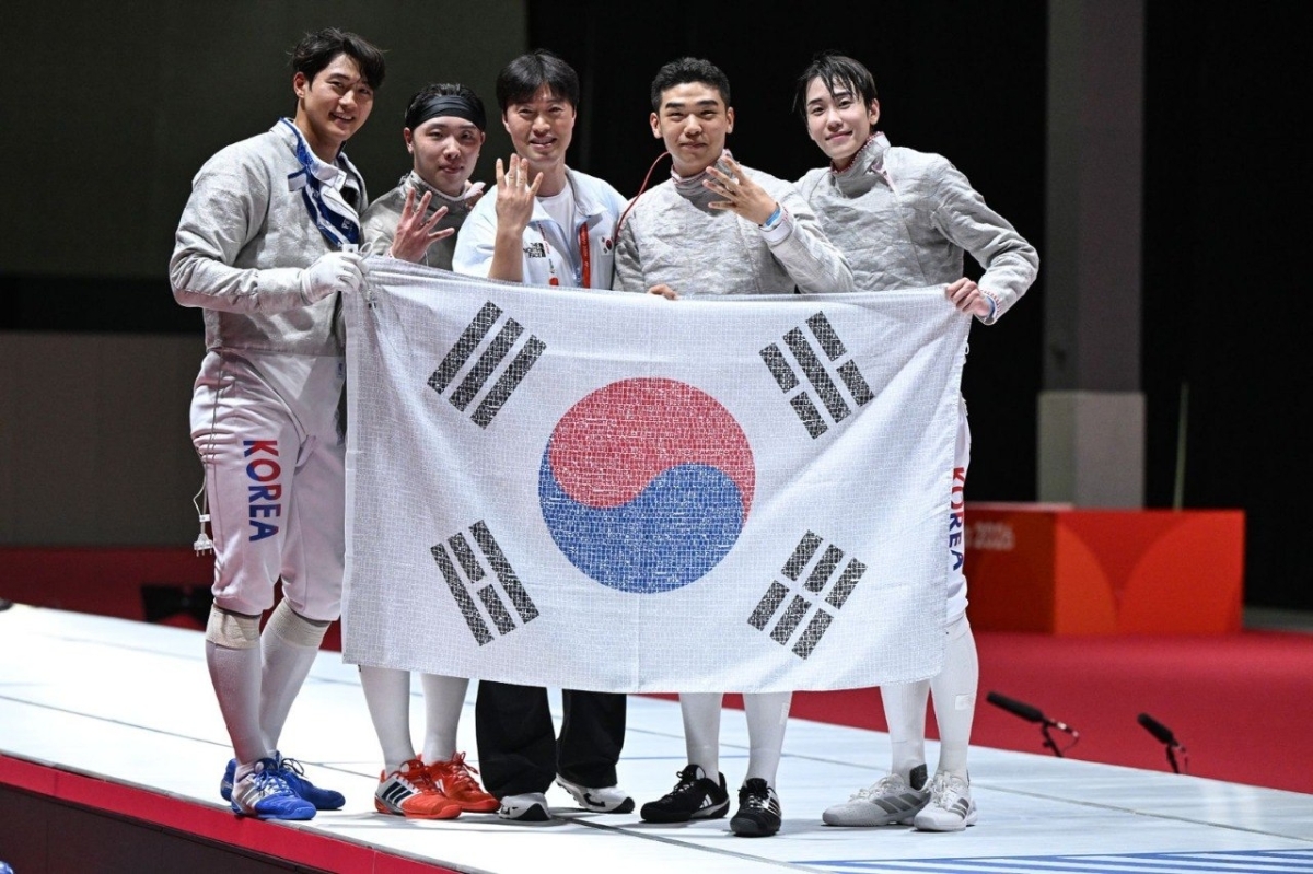 2026 아이치·나고야 아시안게임 펜싱 남자 사브르 단체전에서 4연패를 달성한 대한민국 대표팀 선수단이 태극기를 들고 기념촬영을 하고 있다. SK텔레콤 제공
