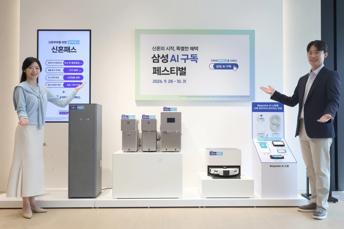 삼성전자 모델들이 28일 서울 강남구 삼성스토어 청담에서 ‘삼성 AI 구독’과 구독 서비스의 핵심 혜택인 ‘블루패스’를 소개하고 있다. 삼성전자 제공