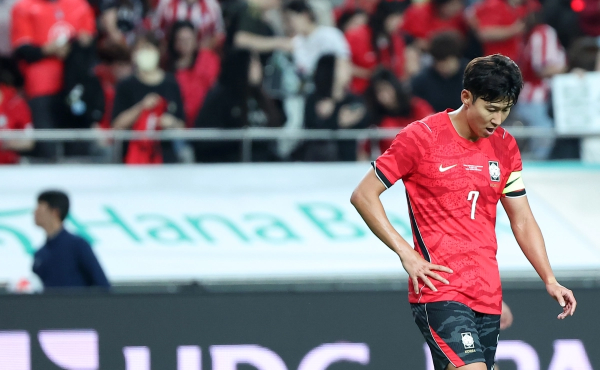 손흥민이 서울월드컵경기장에서 28일 열린 대한민국과 우루과이의 축구대표팀 친선경기에서 한국 남자 축구 국가대표 A매치 최다골(58골) 타이 기록을 세웠지만, 대표팀이 우루과이에 1-4로 패하면서 아쉬운 표정을 짓고 있다. 뉴스1