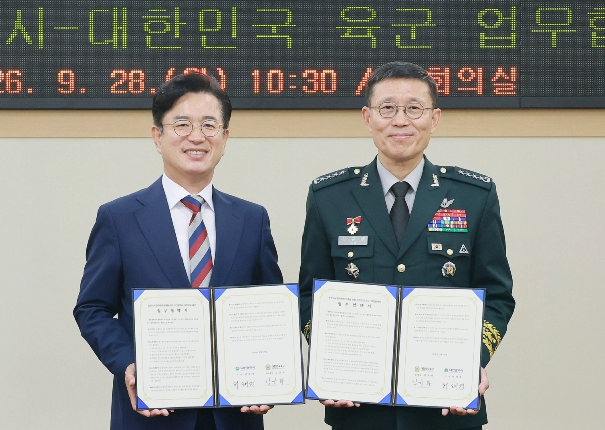 허태정(왼쪽) 대전시장과 김규하 육군참모총장이 28일 방산 AX 협력 업무협약을 체결하고 있다.  대전시 제공