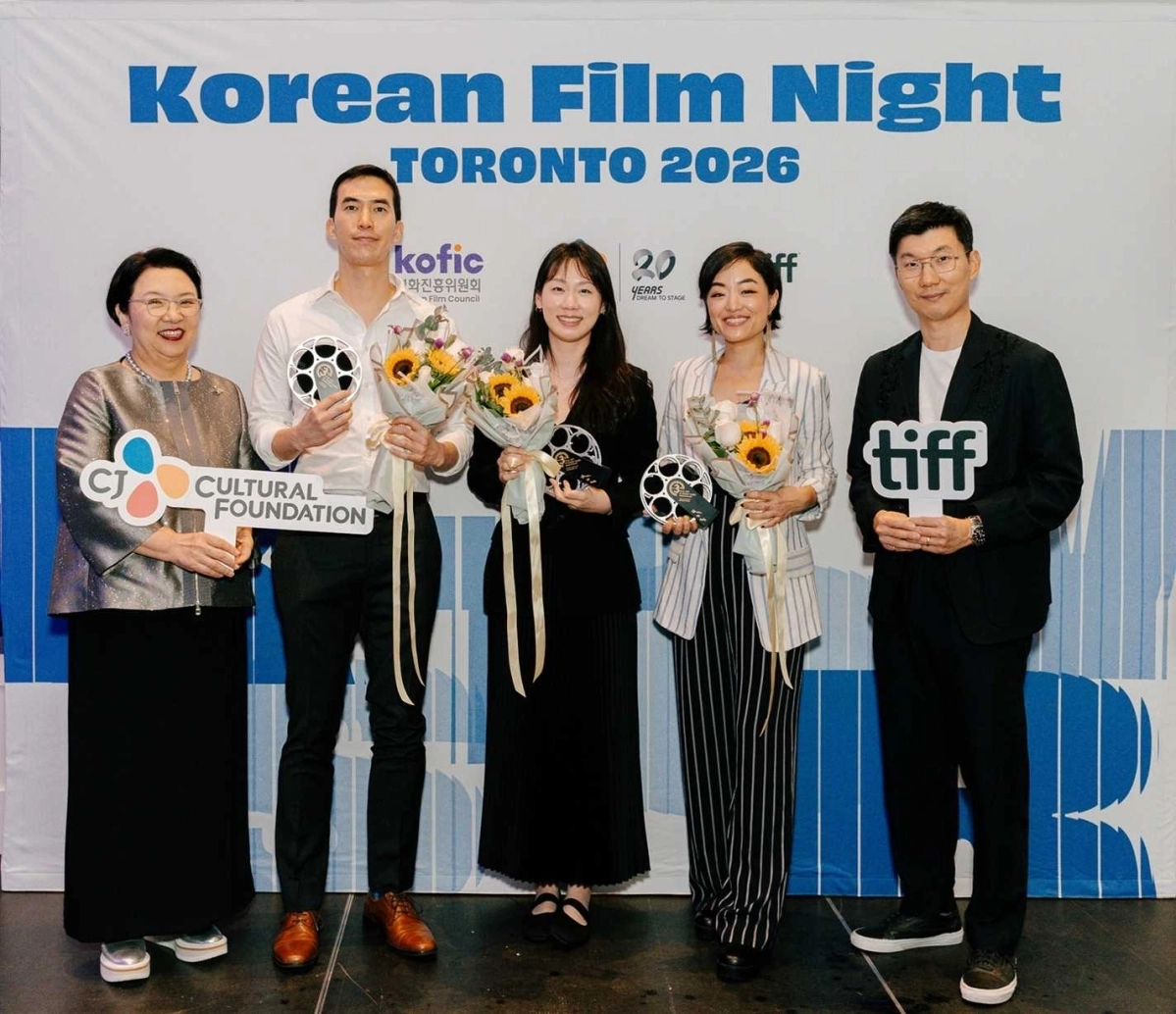 ‘CJ ＆ TIFF K-Story Fund’ 시상식에서 올해 최종 3인 선정자들과 함께 민희경(왼쪽 첫 번째) CJ사회공헌추진단장 등이 기념사진을 찍고 있다. 영화진흥위원회 제공