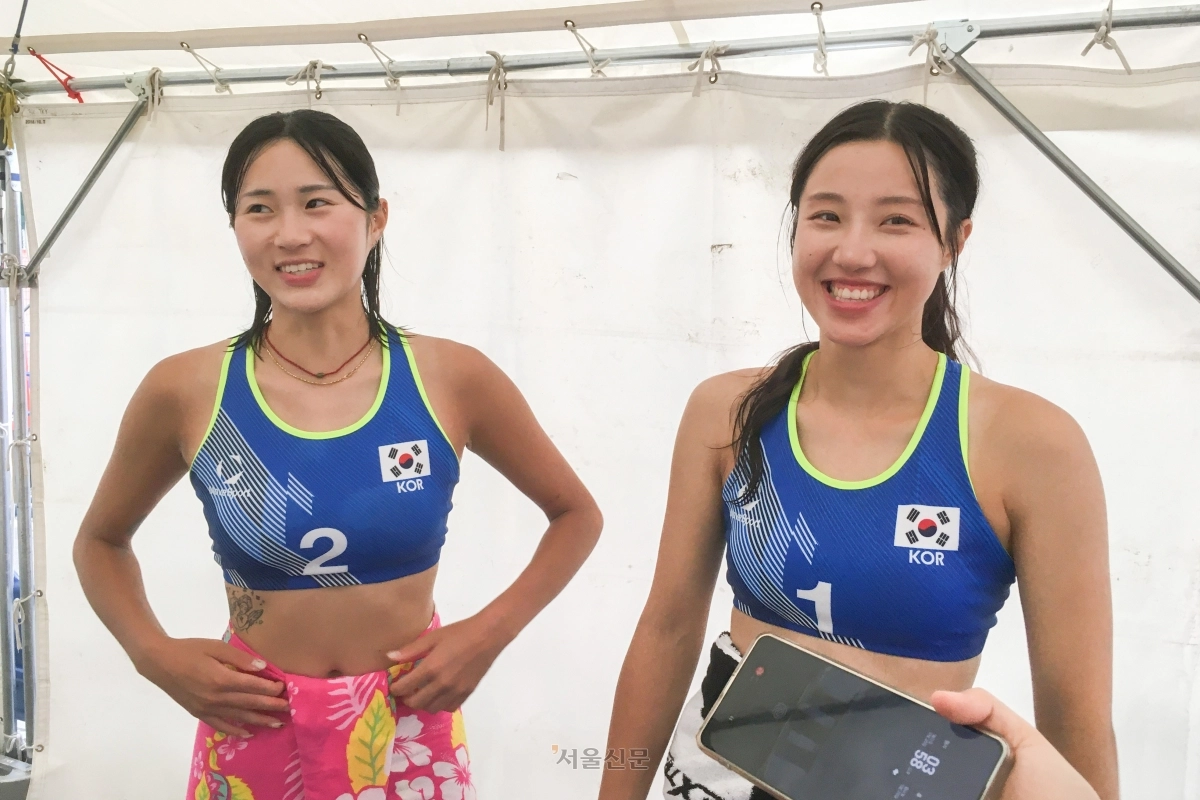 비치발리볼 국가대표 신지은(오른쪽)과 김정아가 28일 일본 아이치현 헤키난 료쿠치 비치 코트에서 열린 2026 아이치·나고야아시안게임 비치발리볼 여자부 16강 대한민국과 중국의 경기를 마치고 취재진과 인터뷰하고 있다. 두 선수의 까매진 팔은 얼마나 고된 훈련을 거쳤는지 보여준다. 2026.9.28 헤키난 류재민 기자