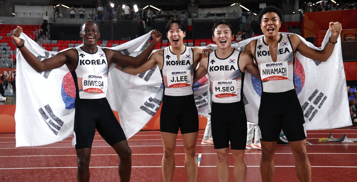육상 남자 계주 대표팀 선수들이 28일 일본 아이치현 나고야 미즈호공원 육상경기장에서 열린 2026 아이치·나고야 아시안게임 육상 남자 400m 계주 결선에서 동메달을 딴 뒤 태극기를 들고 기뻐하고 있다. 왼쪽부터 다니엘 가사마, 이재성, 서민준, 나마디 조엘 진. 나고야 연합뉴스