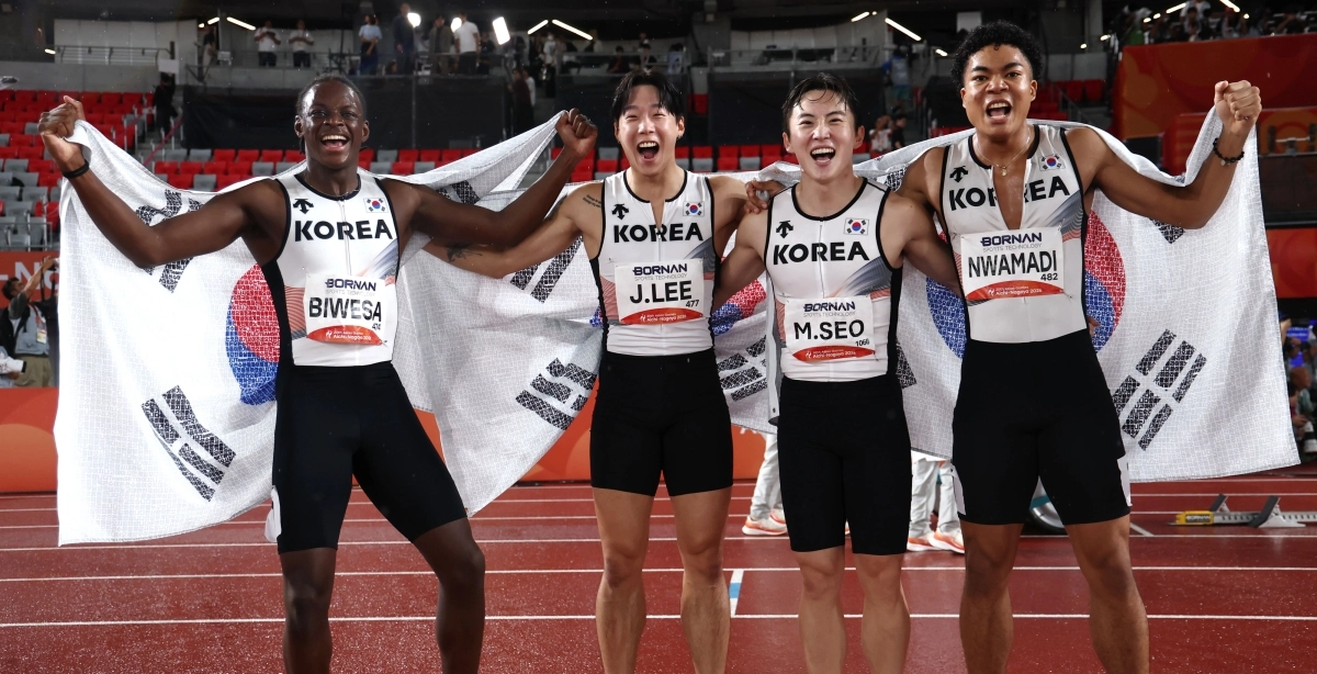 육상 남자 계주 대표팀 선수들이 28일 일본 아이치현 나고야 미즈호공원 육상경기장에서 열린 2026 아이치·나고야아시안게임 육상 남자 400m 계주 결선에서 동메달을 획득한 뒤 태극기를 들고 기뻐하고 있다. 왼쪽부터 다니엘 가사마, 이재성, 서민준, 나마디 조엘 진. 2026.9.28 나고야 연합뉴스