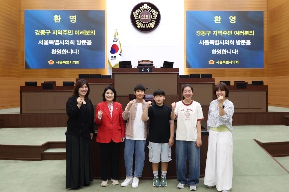 기념촬영하는 박춘선 의원. 서울시의회 제공