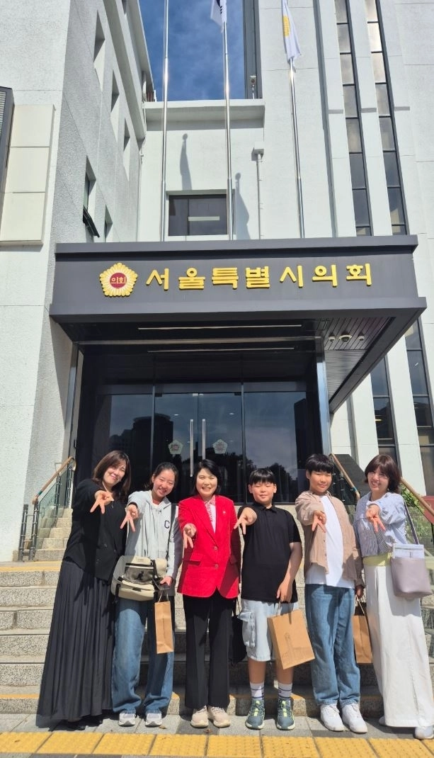 기념촬영하는 박춘선 의원. 서울시의회 제공