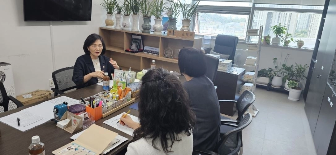 ▲ 지난 28일 의원실에서 경기도 노인복지과와 문화정책과 관계자들을 만난 김영희 의원(사진=경기도의회)