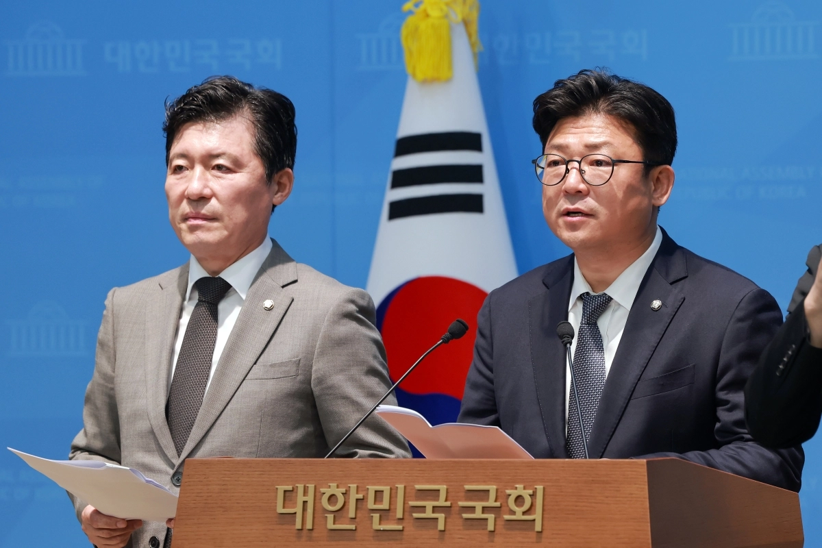 영화 ‘암살자(들)’ 비판 기자회견하는 구자근·강명구 의원