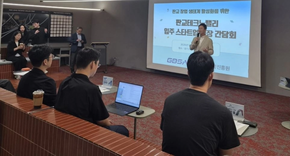 ▲ 간담회에서 참석자들과 의견을 나눈 송연섭 의원(사진=경기도의회)
