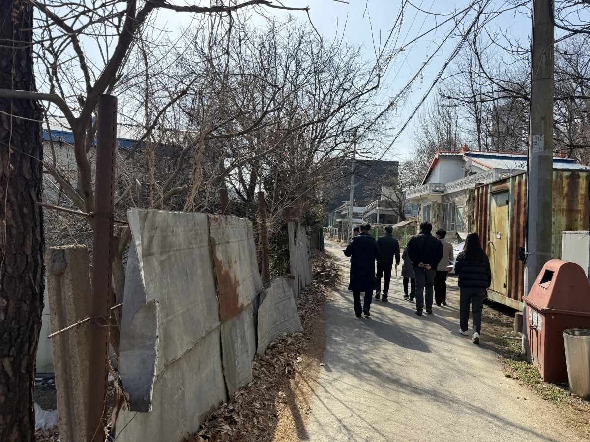 ‘도시취약지역 생활여건 개조사업’을 신청한 화성시 돌머리마을을 대상으로 한 사전 컨설팅 사진. 경기도 제공