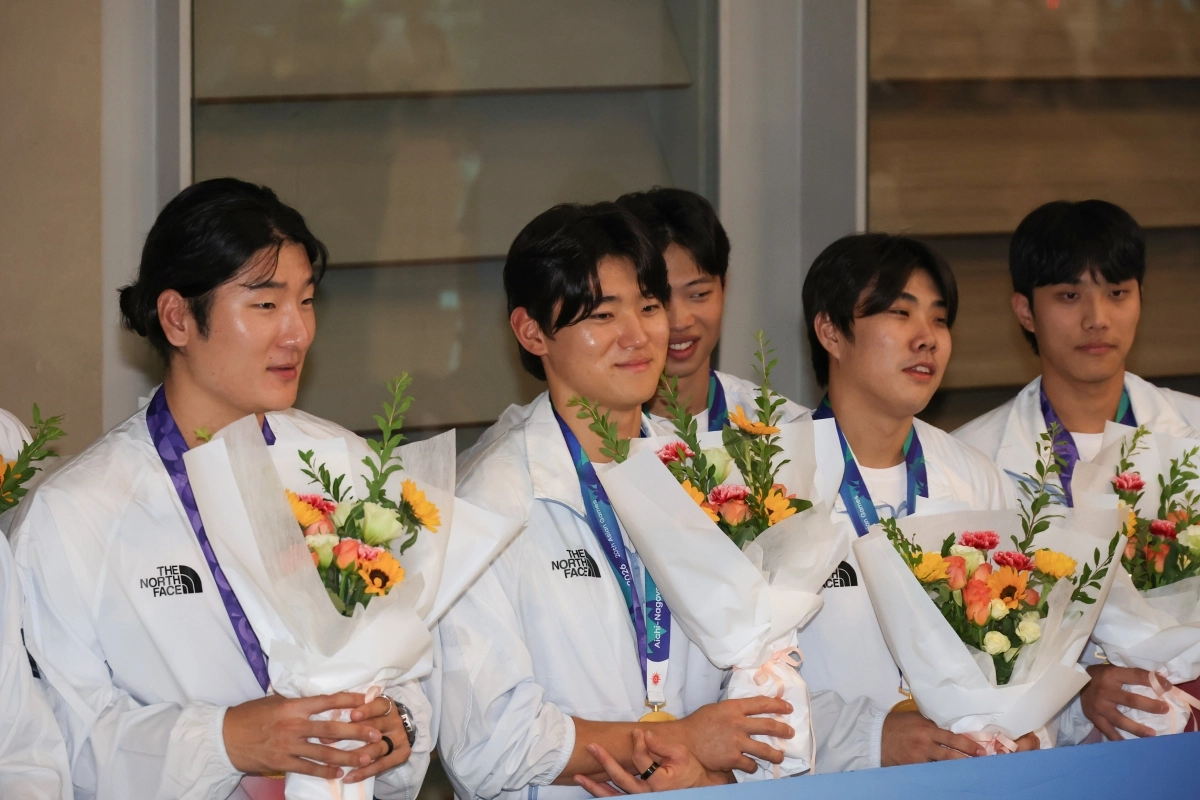 2026 아이치·나고야 아시안게임에서 우승을 차지한 곽빈, 김도영 등 한국 야구대표팀 선수들이 28일 인천국제공항을 통해 귀국, 꽃다발을 들고 미소짓고 있다.      연합뉴스