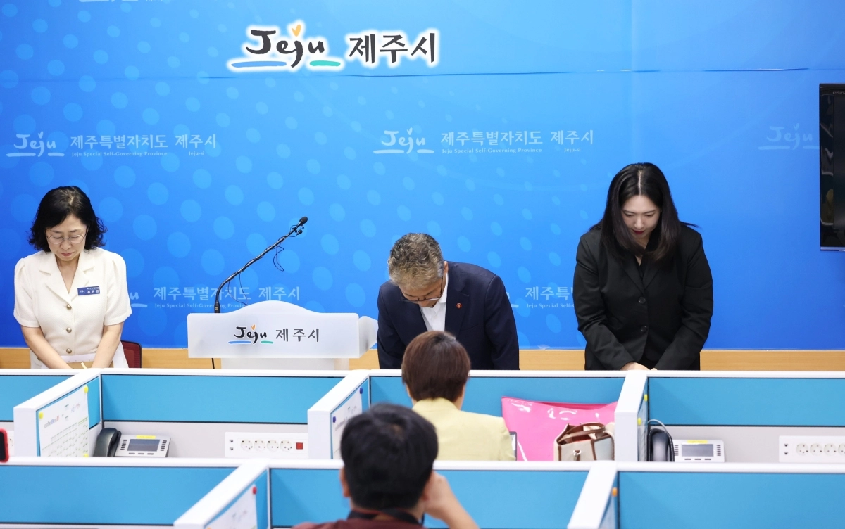 이상봉 제주시장은 29일 제주시청 기자실에서 긴급 기자회견을 열고 “지난 추석 맞이 직원 격려물품을 기간제 노동자 여러분께 제공드리지 못한 점에 대해 사과드린다”며 고개를 숙였다. 제주시 제공