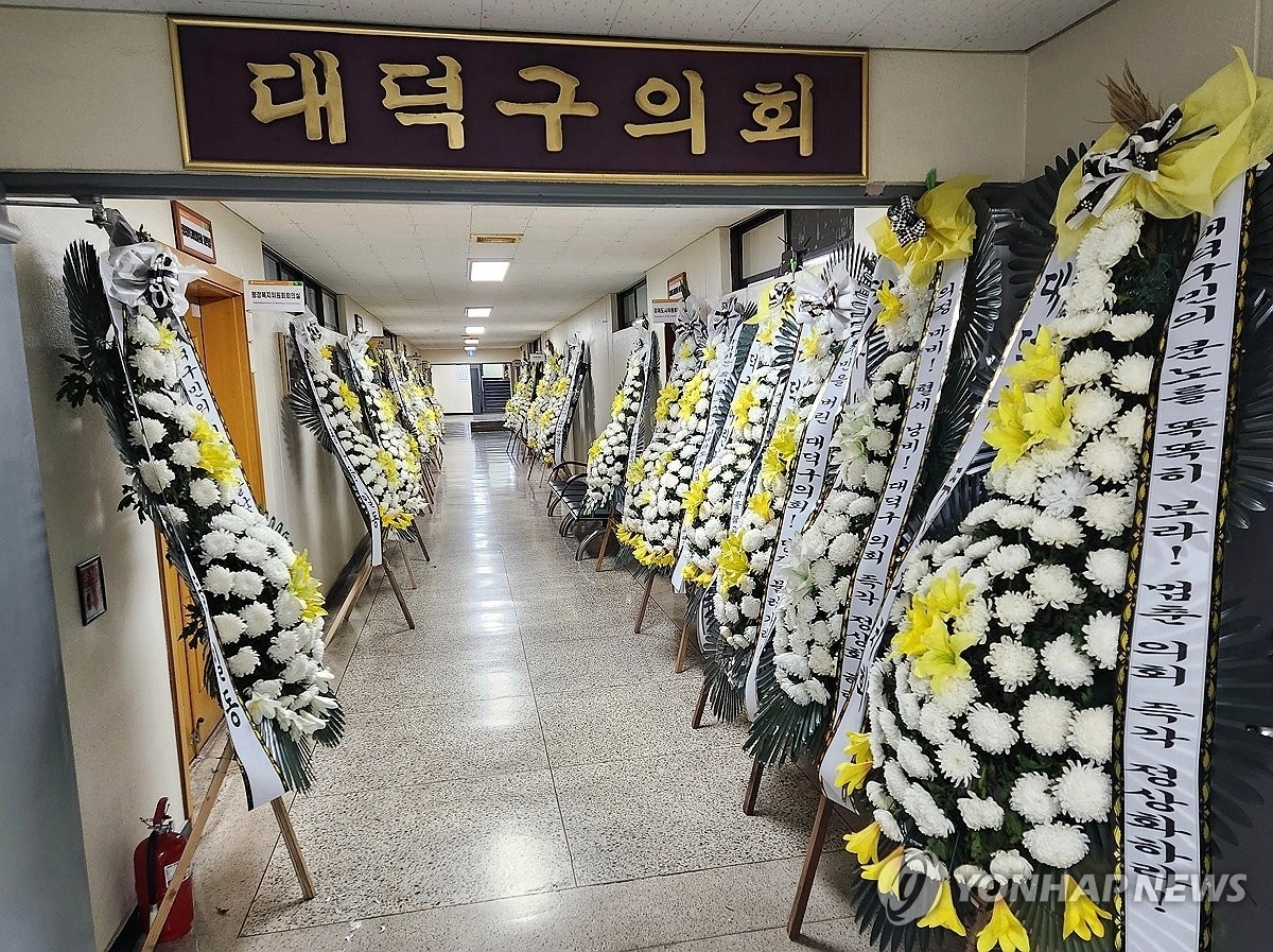 전국 227개 기초의회 중 유일하게 원 구성이 안 돼 파행을 빚고 있는 대전 대덕구의회에 지난 21일 주민들이 보낸 근조 화환이 늘어서 있다. 대전 연합뉴스