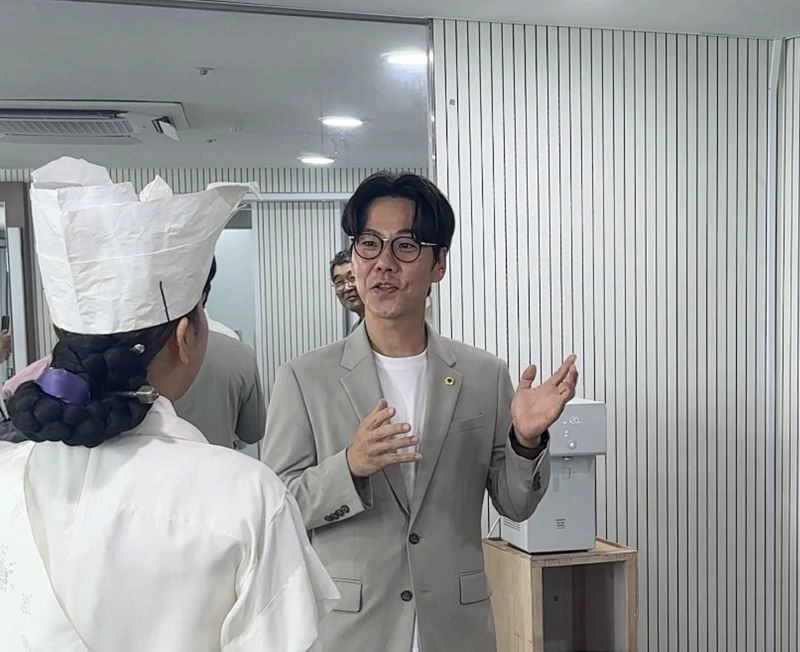 윤수혁 의원이 공연에 앞서 분장실을 찾아 출연진을 격려하고 있다. 서울시의회 제공