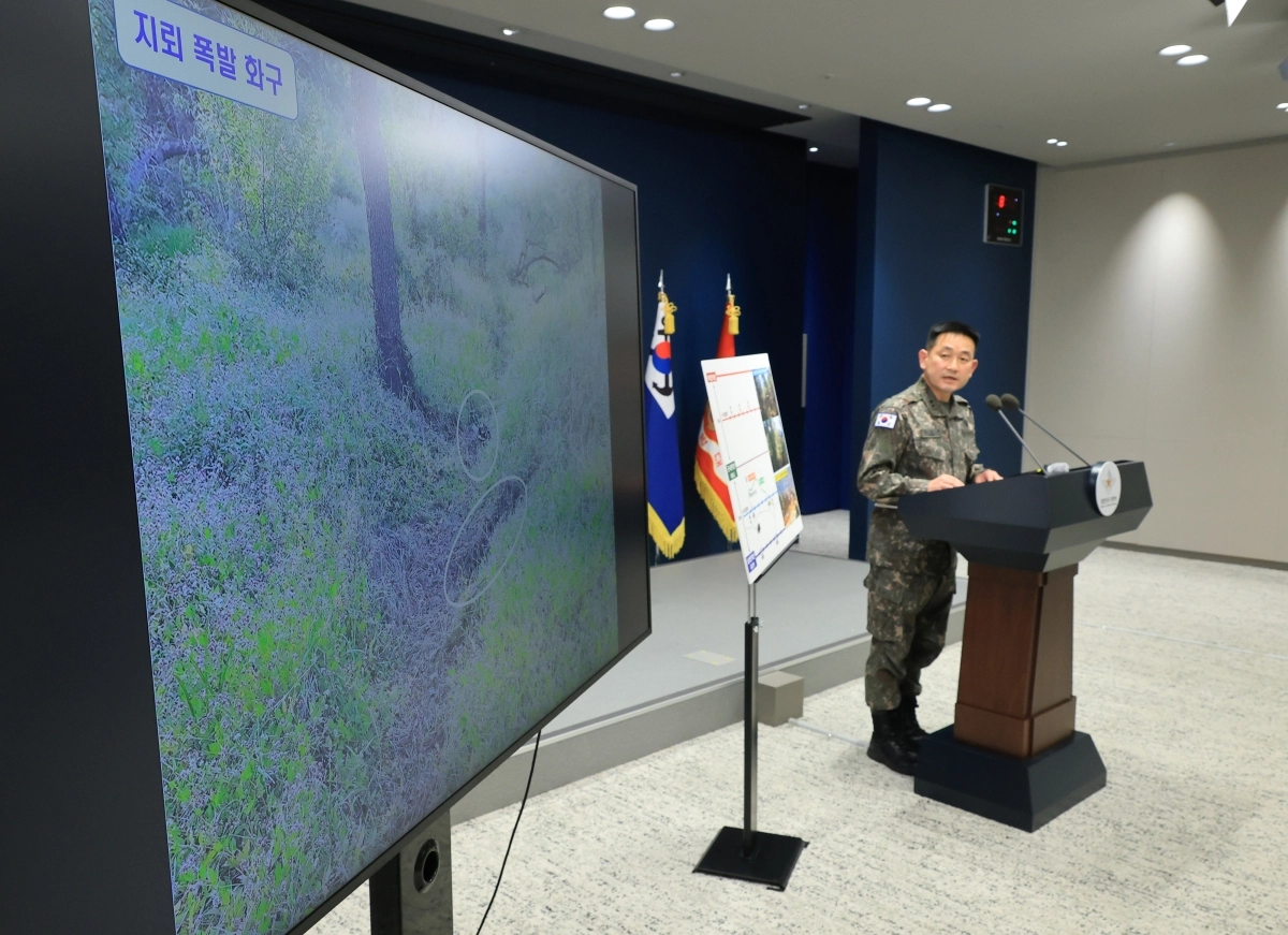 양진혁 합동참모본부 작전부장이 28일 서울 용산구 국방부에서 ‘비무장지대 지뢰 추정 폭발 사고’ 관련 브리핑에서 관련 자료를 설명하고 있다. 2026.9.28 연합뉴스