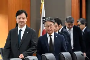 자리로 향하는 이찬진 금감원장