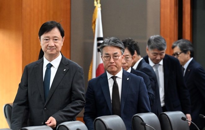 자리로 향하는 이찬진 금감원장
