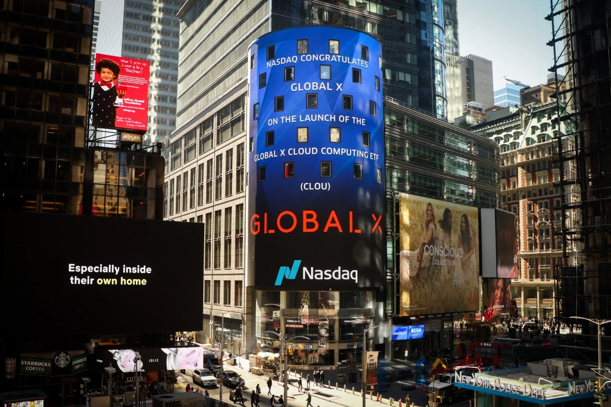 뉴욕 타임스퀘어 나스닥 타워에 미래에셋자산운용의 ‘Global X Cloud Computing ETF(CLOU)’ 출시를 축하하는 대형 옥외광고가 송출되고 있는 모습이다. 미래에셋자산운용 제공