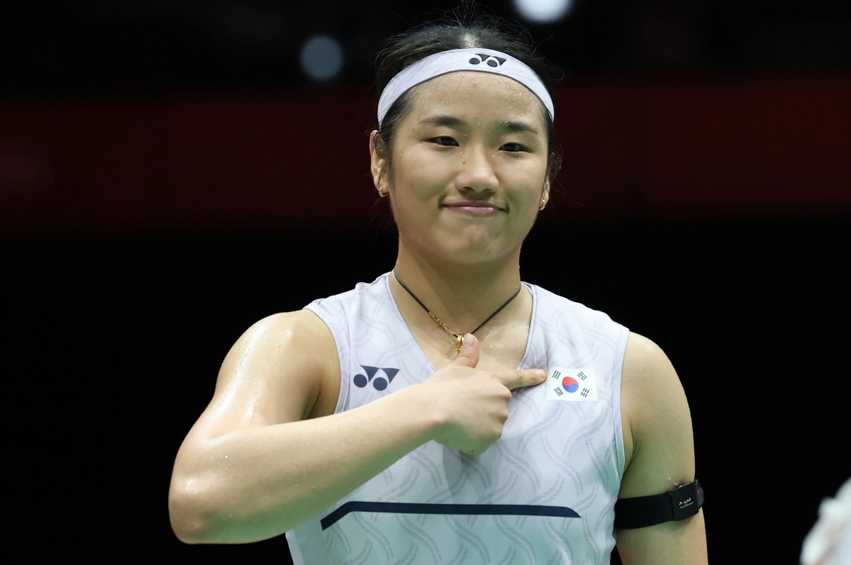 안세영이 28일 일본 아이치현 이치노미야 시립체육관에서 열린 2026 아이치·나고야 아시안게임 배드민턴 여자 준결승에서  중국 천위페이를 세트 스코어 2대 0으로 제압한 뒤 태극기를 가르키고 있다. 이치노미야 연합뉴스