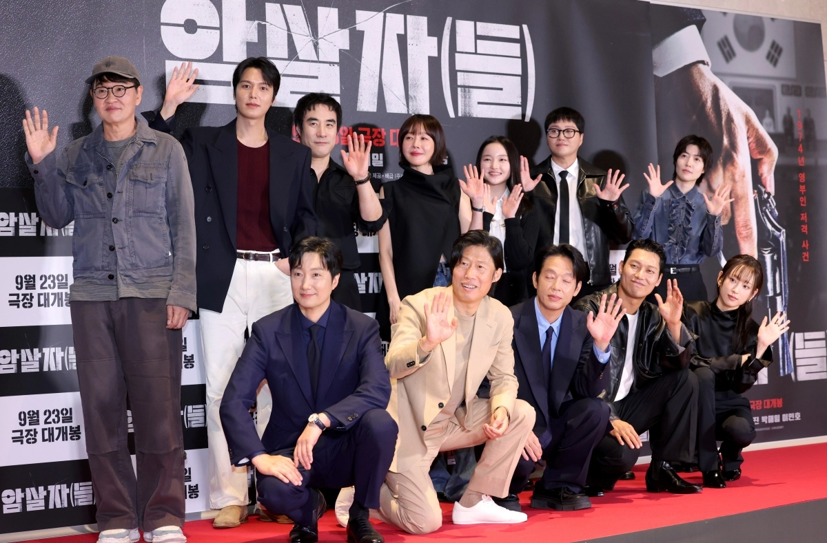 허진호 감독을 비롯한 출연 배우들이 21일 오후 서울 송파구 롯데시네마 월드타워점에서 열린 영화 ‘암살자(들)’ VIP 시사회에 참석해 포즈를 취하고 있다. 2026.9.21 뉴스1