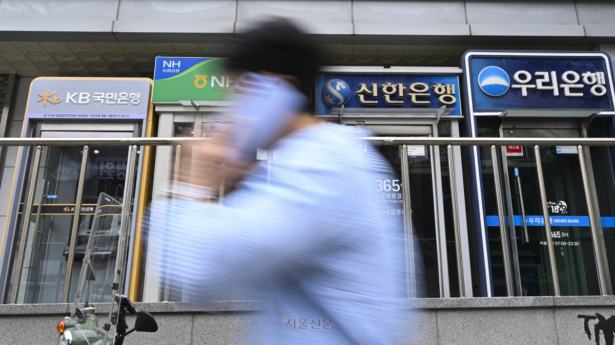 사진은 19일 서울 시내 마련된 주요 시중은행 ATM 기기. 2026.5.19 이지훈 기자