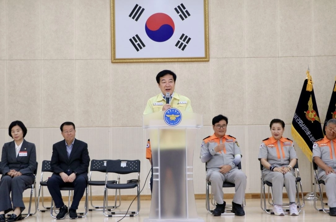 ▲ 29일 ‘2026년 군포의용소방대 기술경연대회’ 현장을 찾아 인사말을 하는 김귀근 의원(사진=경기도의회)