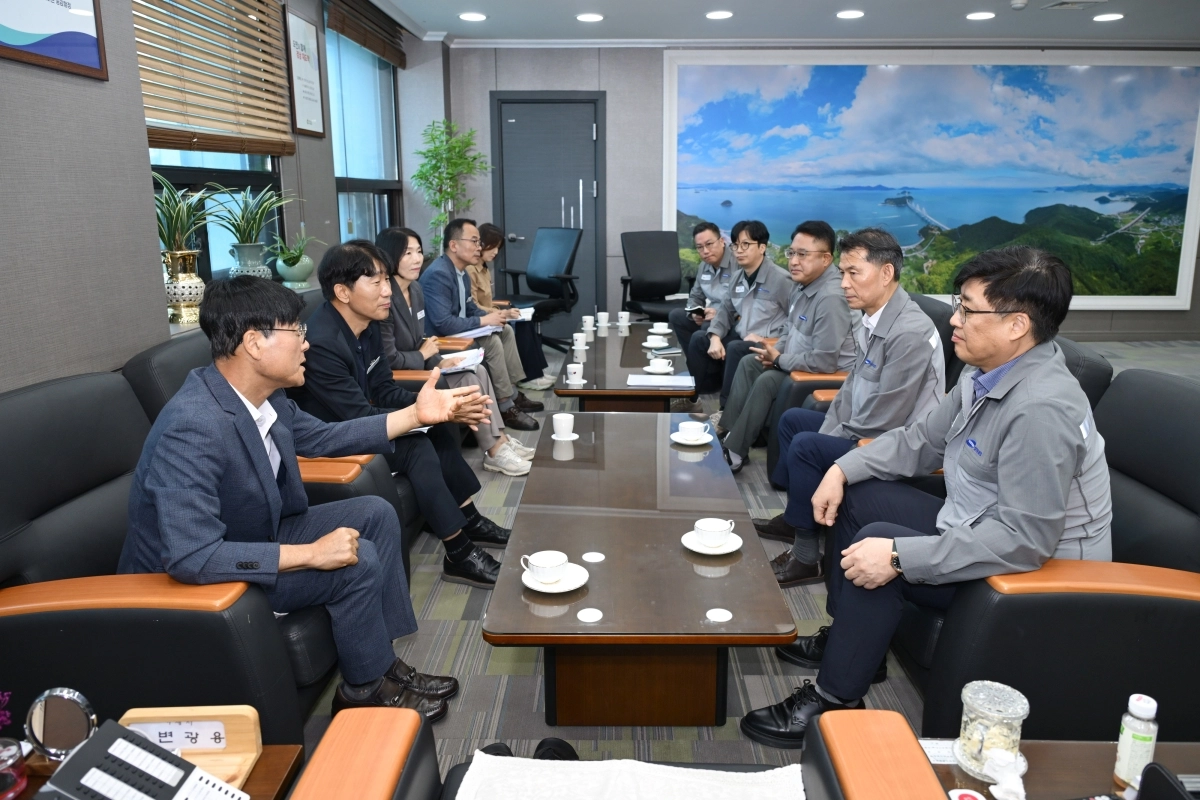 경남 거제시와 삼성중공업이 29일 거제시청에서 간담회를 열고 지역 인재 우선 채용 등 지역 상생 해법을 논의하고 있다. 2026.9.29. 거제시 제공