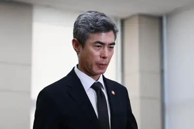 긴급 현안 질의 들어서는 강신철 국방부 장관