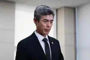 긴급 현안 질의 들어서는 강신철 국방부 장관