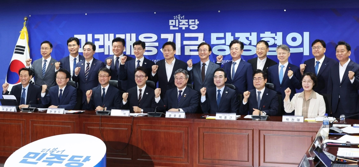 김민석 더불어민주당 대표와 윤호중 행정안전부 장관을 비롯한 전국 시도지사와 당정 관계자들이 29일 국회 의원회관에서 열린 미래대응기금 관련 당정협의회의에서 기념촬영을 하고 있다. 2026.9.29 홍윤기 기자