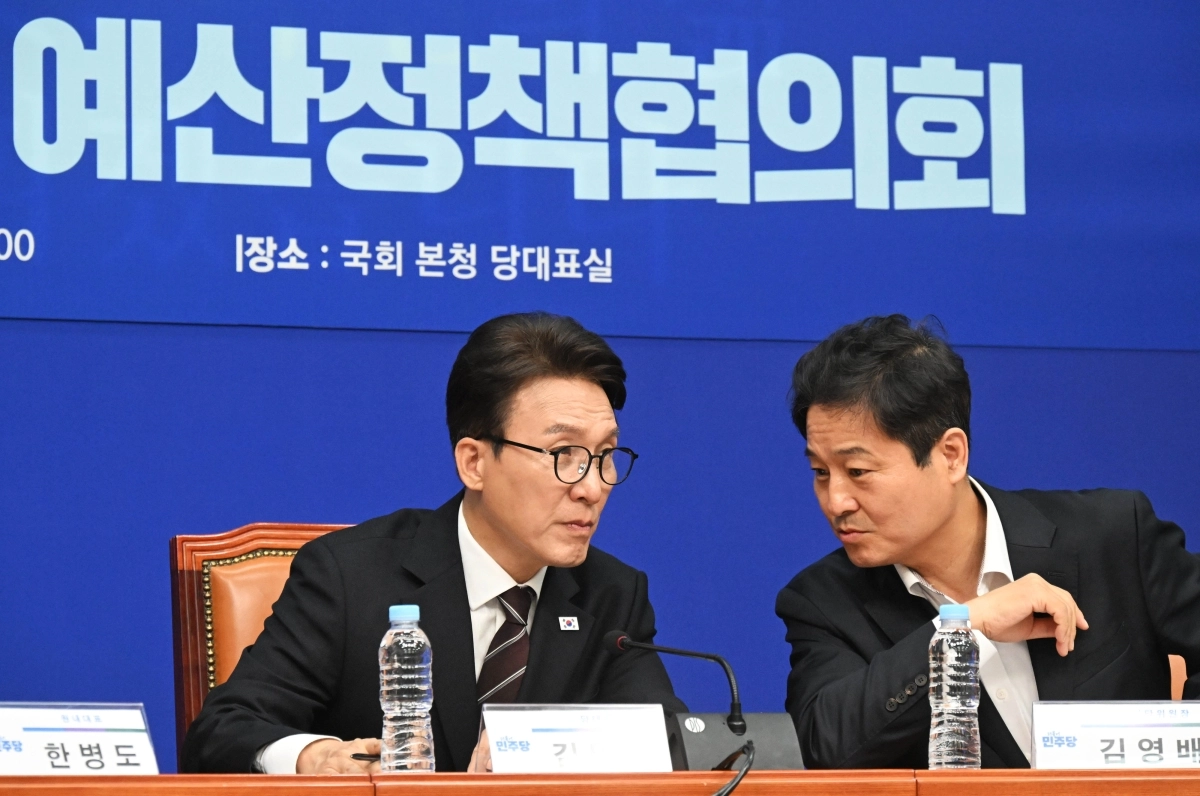 김민석 더불어민주당 당 대표가 29일 국회에서 열린 2026 더불어민주당 서울 예산정책협의회에서 서울시당 위원장인 김영배 의원과 대화하고 있다. 2026.9.29 홍윤기 기자