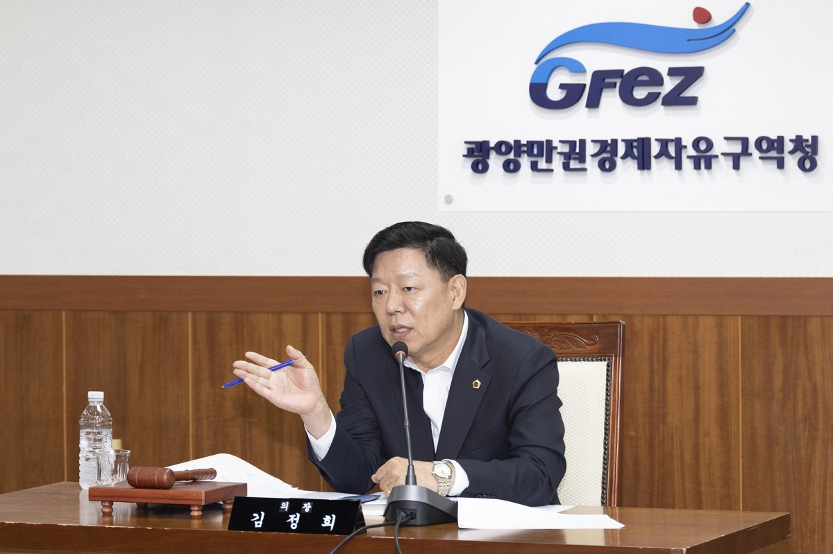 김정희(전남광주통합특별시의원·순천3) 광양만권경제자유구역 조합회의 의장이 발언하고 있다.