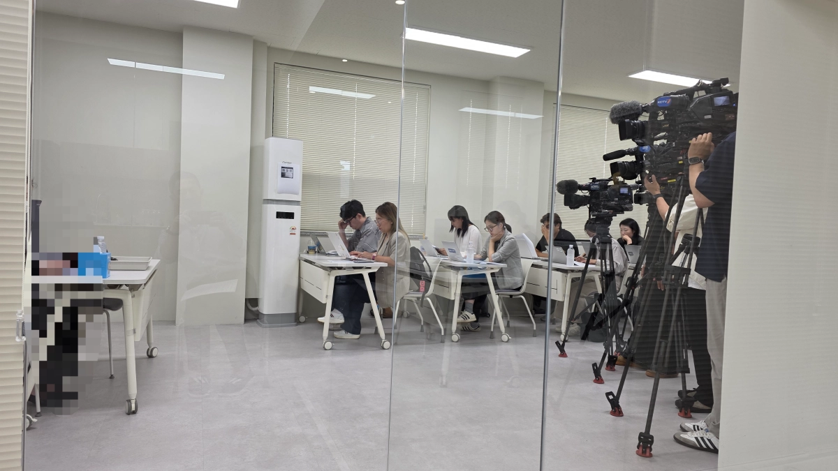 제주도내 중학생 불법촬영·딥페이크 사건 피해교사들은 29일 제주교사노조 사무실에서 기자회견을 하고 있다. 제주교사노조 제공