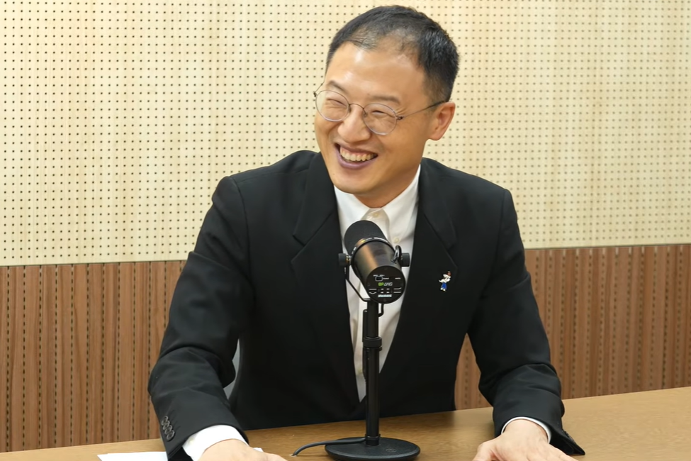 김상욱 울산시장이 29일 더불어민주당 유튜브 ‘민티07’에 출연해 “대통령님이 취임 이후에 ‘국회의원들도 펀드 들어라’ 말씀하셨잖나. 그래서 펀드에 전 재산 몰빵했다”고 말한 뒤 웃고 있다. ‘민티07’ 캡처