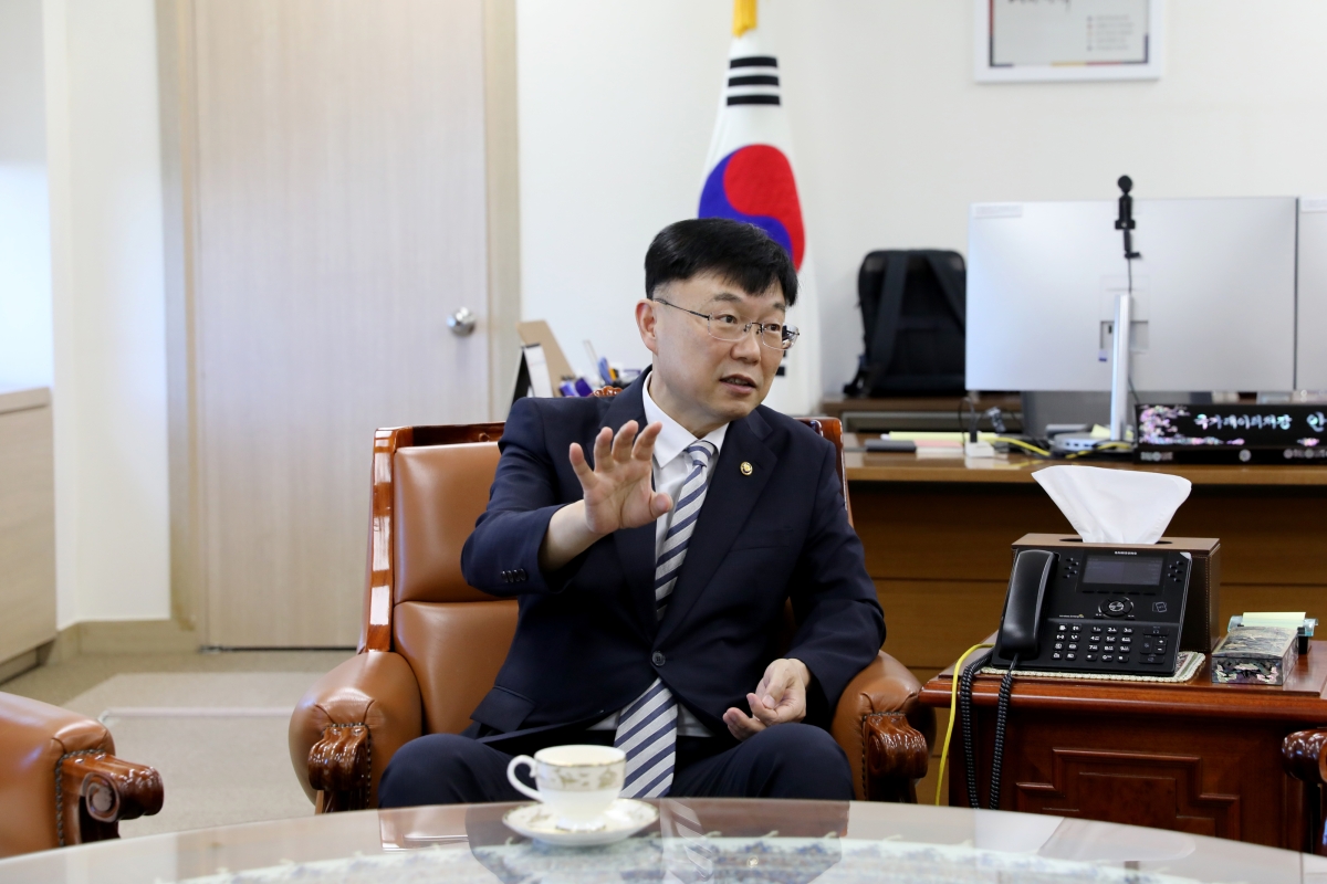 안형준 국가데이터처장이 지난 16일 데이터처 출범 1주년을 맞아 정부대전청사에서 서울신문과 인터뷰를 하고 있다. 안 처장은 인공지능(AI)이 국가 통계를 활용해 분석하는 시스템을 내년까지 완성하겠다고 밝혔다. 국가데이터처 제공
