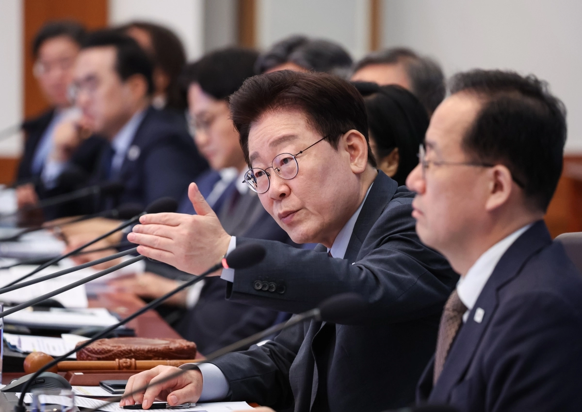 이재명 대통령이 29일 청와대에서 열린 국무회의에서 발언하고 있다. 오른쪽은 이형일 부총리 겸 재정경제부 장관. 뉴스1