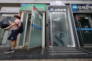 [생각 나눔] 은행, 앞으론 9시 30분에야 연다고? “반차 내야 가” “근로여건 개선 선도”
