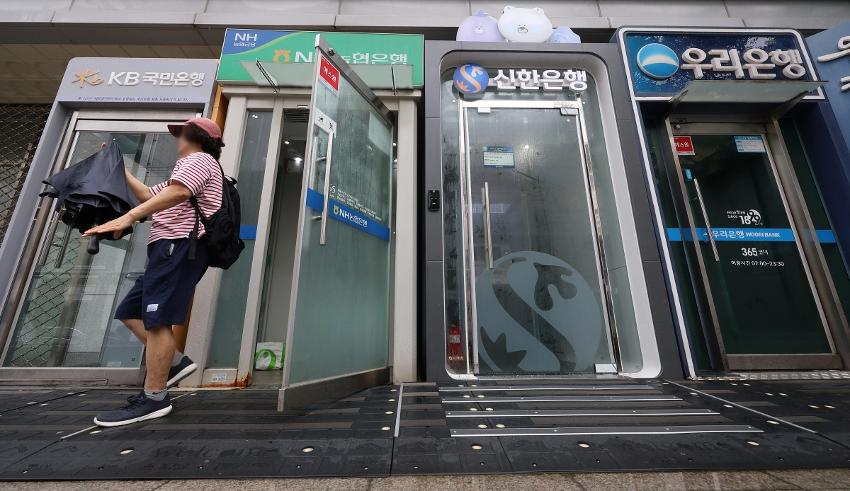 서울 시내에 설치된 시중은행 현금자동입출금기(ATM)의 모습. 연합뉴스