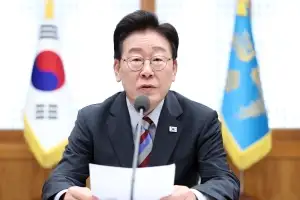 李 “광주 군공항 2028년 이전 늦다…필요시 법 고쳐서라도 더 앞당겨라”